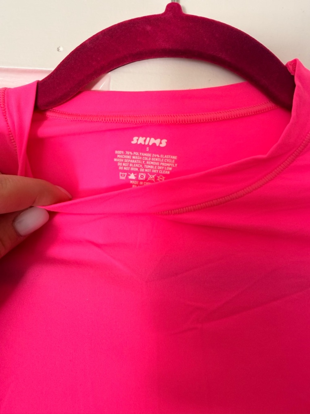 Skims neon pink fits everybody tshirt - Picture 2 of 3